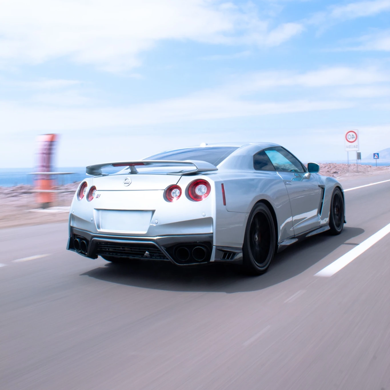 Nissan GT-R circulando por la carretera